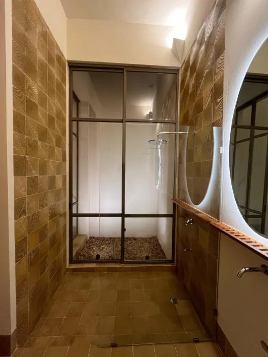 Textured fan-pattern mosaic in a bathroom